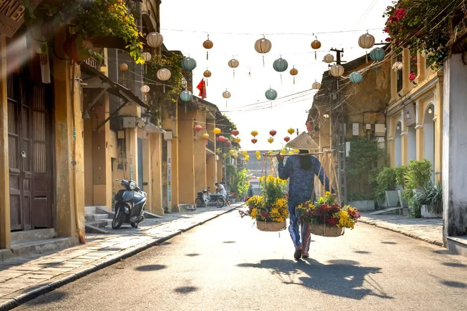Con phố cổ Việt Nam trong nắng sớm dịu