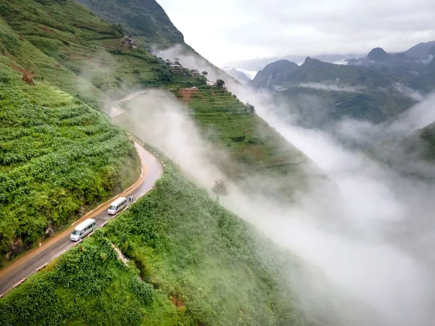 Đường đèo uốn lượn trong sương ở Việt Nam