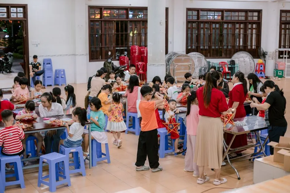 Lâm Tâm Như lộ rõ bụng bầu khi chụp ảnh cạnh ông xã Hoắc Kiến Hoa và bạn diễn Tạ Giai Kiến.