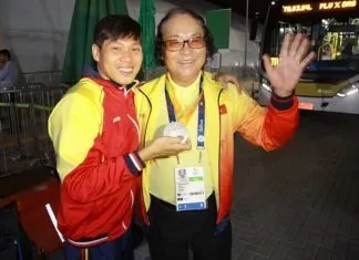Thanh Tùng t·ng huy ch°¡ng Paralympic úng ngày sinh nht th§y Õng QuÑc C°Ýng ¢nh: H¢I LINH