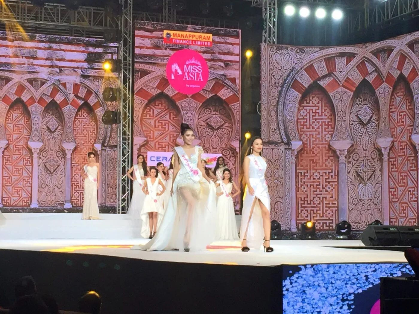 Linh Huynh Hoa hau Nhan ai Chau A San khau H6