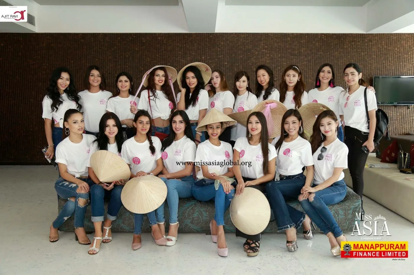 Linh Huynh Hoa hau Nhan ai Chau A Non la H1