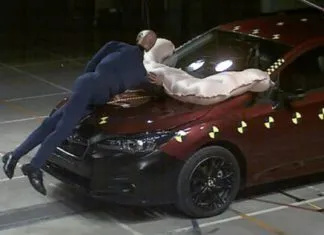 Subaru Impreza mới có túi khí phía trước xe sẽ bảo vệ người đi đường.