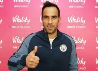 Bravo là thủ môn chơi chân tốt, phù hợp với triết lý của Guardiola. Ảnh: Man City.