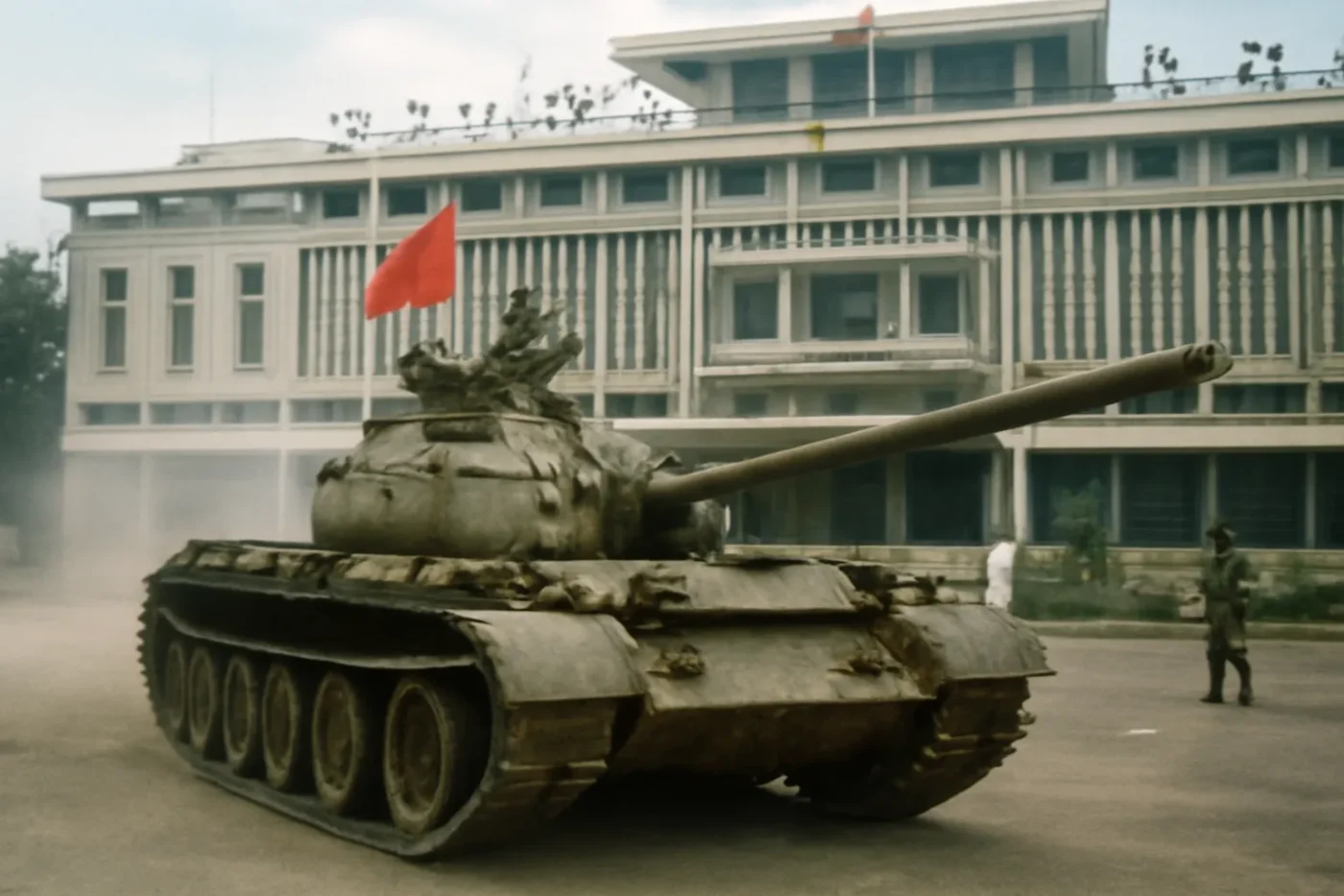 Hình ảnh xe tăng tiến vào Dinh Độc Lập ngày Sài Gòn giải phóng