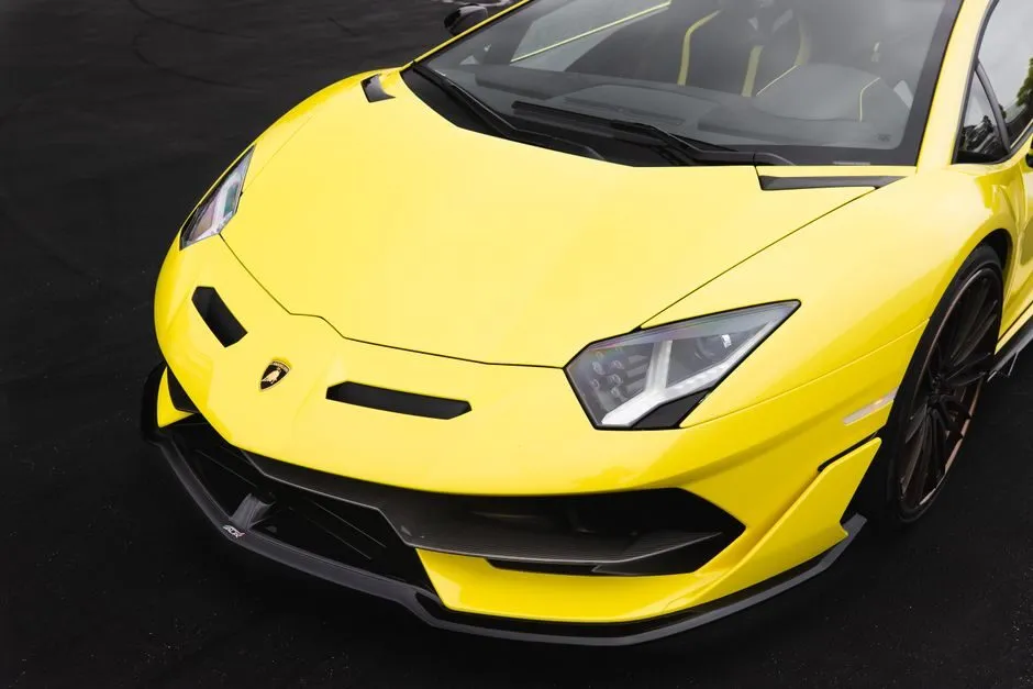 Hình ảnh siêu xe Lamborghini Aventador màu vàng