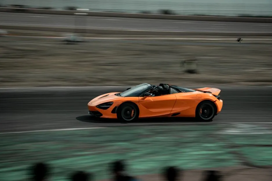 Hình ảnh siêu xe McLaren P1 màu cam trên đường đua