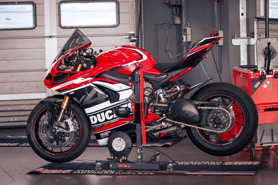 Hình ảnh siêu xe moto Ducati Panigale V4 màu đỏ