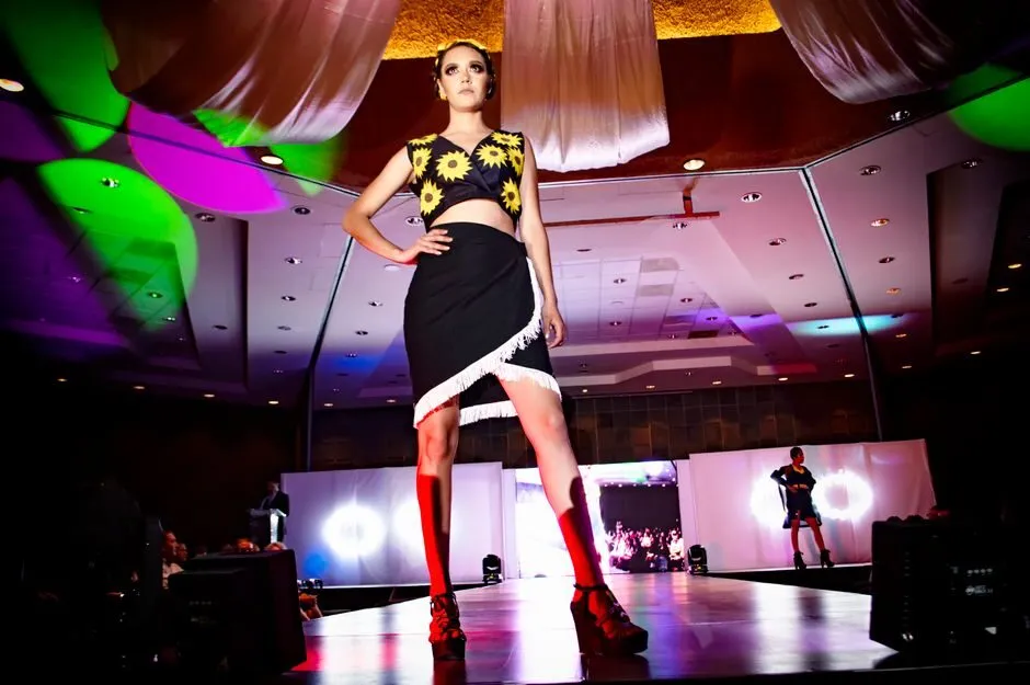 Người mẫu trình diễn thiết kế thời trang trên sàn catwalk
