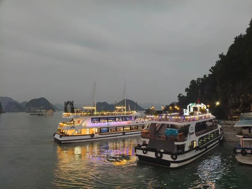 Ánh đèn du thuyền phản chiếu trên vịnh Hạ Long về đêm
