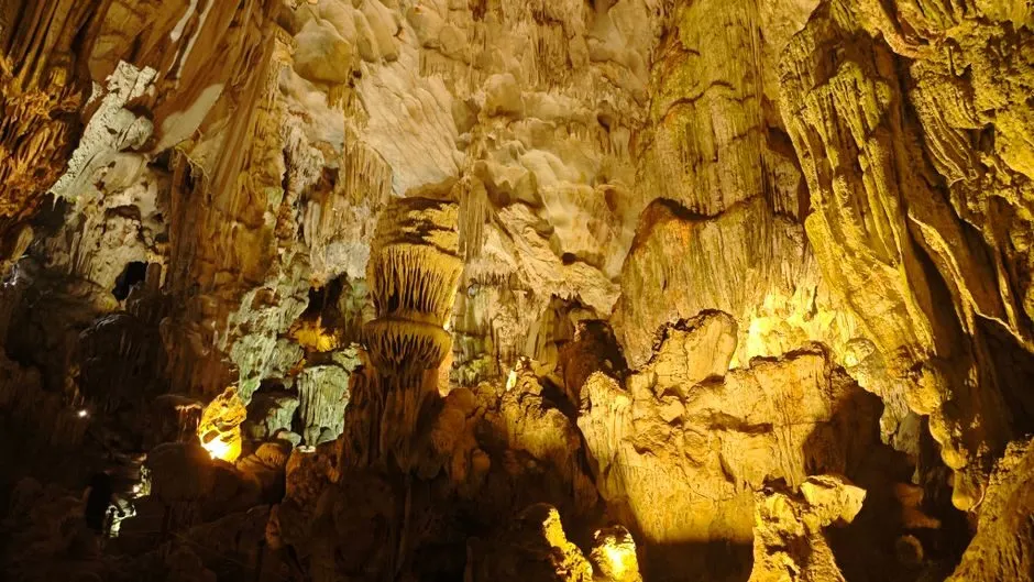 Nhũ đá trong hang Sửng Sốt tại Hạ Long
