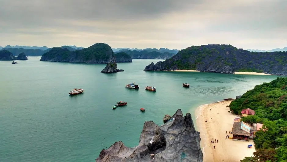 Bãi biển Ti Tốp nhìn từ đỉnh núi