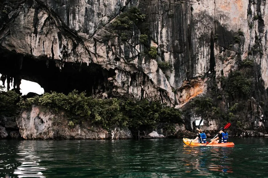 Chèo kayak giữa vách đá vịnh Hạ Long