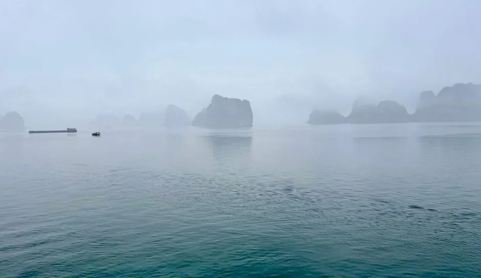 Sương sớm phủ mờ trên vịnh Hạ Long