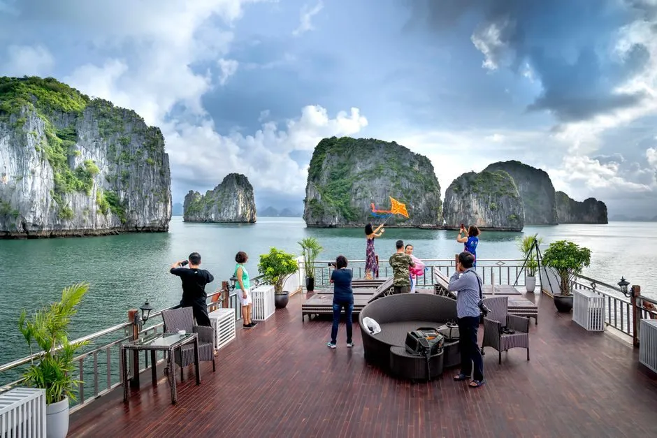 Du khách trên boong tàu ngắm vịnh Hạ Long