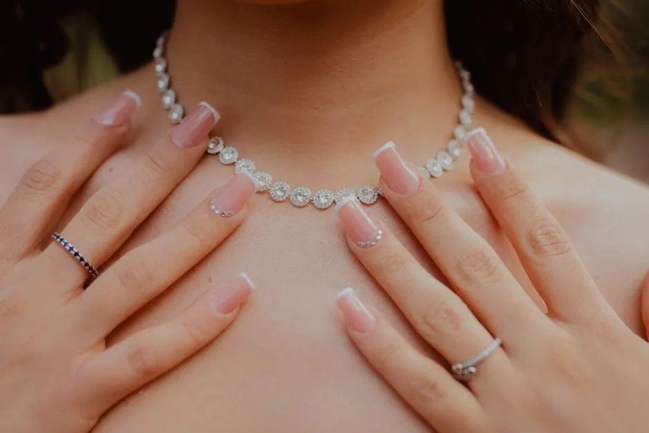 Móng nude bóng đính đá nhỏ ở chân móng